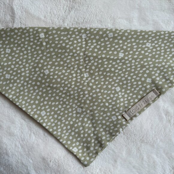 NWT Loic by Design Ditsy Daisy Floral Dog Bandana, Taupe + White, Size Medium - Picture 3 of 13